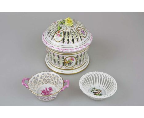 Konvolut Herend, 3 Stück, große Potpourri-Deckeldose und zwei kleine Schalen, 20. Jh., durchbrochene(r) Wandung/ Deckel, poly