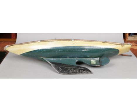A vintage painted pond yacht with single mast and working rudder, 122cm.