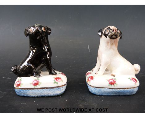 A pair of Basil Matthews ceramic pug dogs on cushions (height 6.5cm)