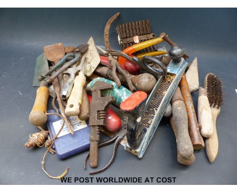 A quantity of tools to include screwdrivers, trowels, hammers etc