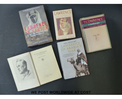 A collection of military books including Max Arthur, Symbol of Courage: A History of the Victoria Cross; David Stevenson, 191