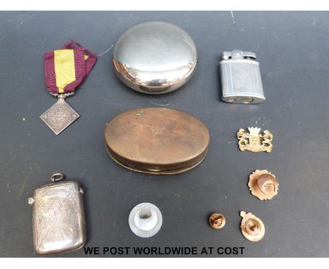 A quantity of badges and other collectables to include Bristol Aircraft buttonhole badge, Fry's brass tin, vesta, lighter, Ar