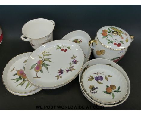 A collection of Royal Worcester oven and table ware to include Evesham quiche dishes, a marmite, serving plates gratin dishes