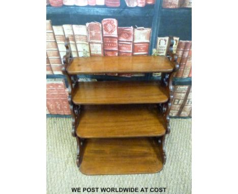 An Edwardian mahogany waterfall hanging book /display shelf with pierced sides (W45 x H56 x D31cm)