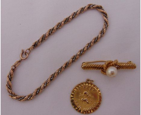 A quantity of 9ct gold jewellery to include a Pisces pendant, a brooch set with a pearl and a rope twist two colour bracelet,