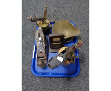 A tray of vintage Record plane, brass paraffin lamp, brown Bakelite calendar desk stand etc 