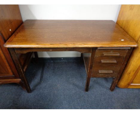 An Edwardian oak pedestal desk, height 77 cm, width 122 cm, depth 99 cm. CONDITION REPORT: Scuffs and light knocks associated