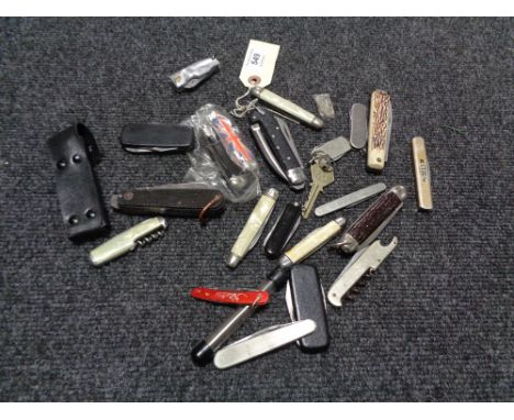 A tin containing a quantity of vintage pen and pocket knives 