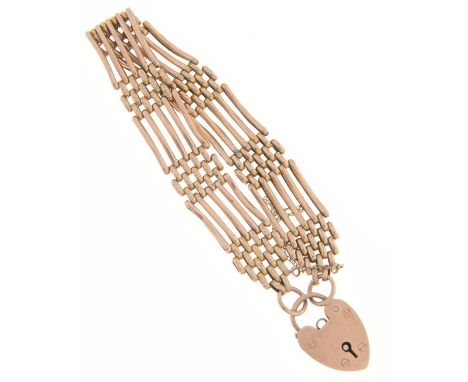 A gold gate bracelet and padlock, early 20th c, 19cm l, marked 9c, 18g  Light wear consistent with age