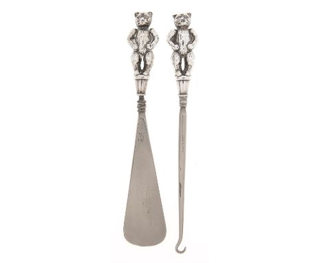 An Edwardian teddy bear novelty silver handled shoe horn and button hook, handles 68mm h, by Spurrier &amp; Co, Birmingham 19