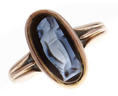 An Edwardian hardstone cameo ring, in 9ct gold with reeded shoulders, Chester 1908, 2.6g  Good condition