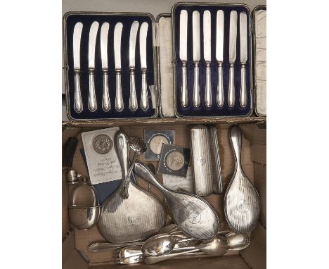 Miscellaneous plated flatware, to include a pair of Onslow pattern salad servers, a silver brush set, commemorative coins, et