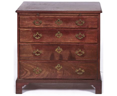 A George III mahogany chest of drawers, late 18th c, the moulded top with re-entrant corners, fitted with a brushing slide ab