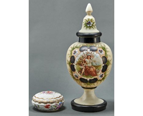 A German porcelain shell moulded powder bowl and cover, 20th c, painted with flowers and gilt, 15cm diam and a primrose groun