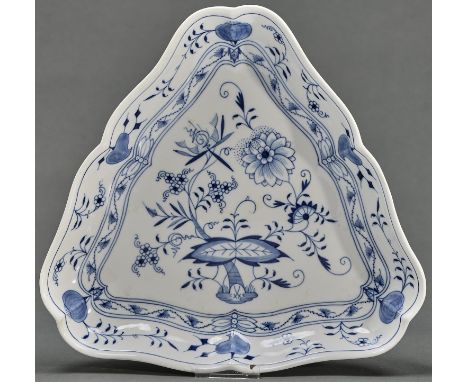 A Meissen triangular blue and white Onion pattern dish, 20th c, 31cm, crossed swords and painted Ugl  Good condition, first q