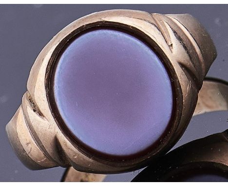 An Edwardian onyx signet ring, in 9ct gold, Chester 1907, 5.1g, size O  Good condition, not engraved