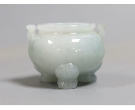 A small Chinese jade censer or jossstick holder, 4cm tall