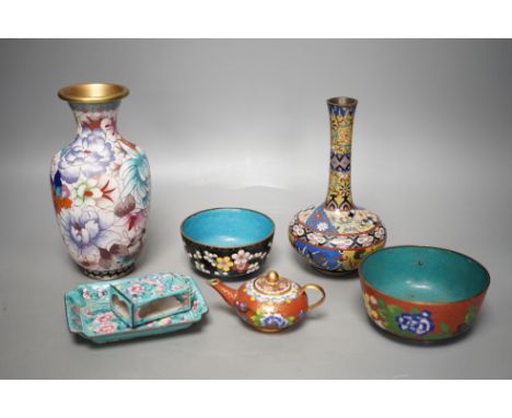 A group of Chinese cloisonné enamel and Guangzhou enamel wares, tallest 19cm