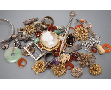 Assorted jewellery including jade pendant, yellow metal buckle brooch, modern silver hinged bangle, cameos, unmounted oval mo