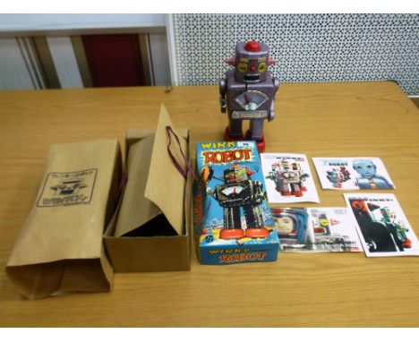 BOXED WINKY ROBOT LAVENDER EDITION 66/100 BY PLANET ROBOT 2005