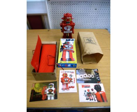 BOXED WINKY ROBOT RED EDITION 66/100 BY PLANET ROBOT 2005