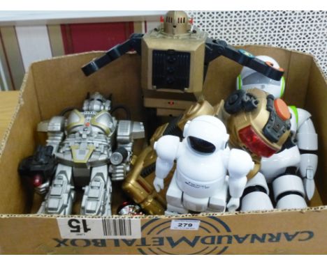 6 ASSORTED ROBOTS INCLUDING MAGIC MIKE