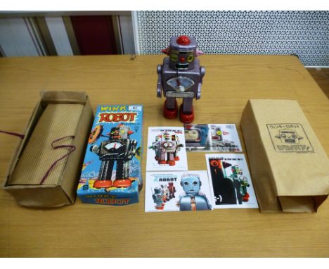 BOXED WINKY ROBOT LAVENDER EDITION 62/100 BY PLANET ROBOT 2005