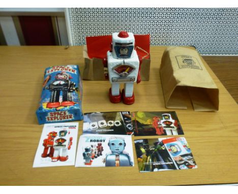 BOXED WHITE SPACE EXPLORER 62/100 BY PLANET ROBOT 2005