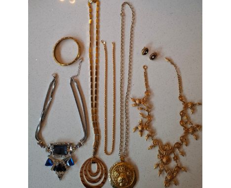 Late 20th Century costume jewellery to include Monet and an Etruscan revival necklace, unsigned in the Vendome style and a pa