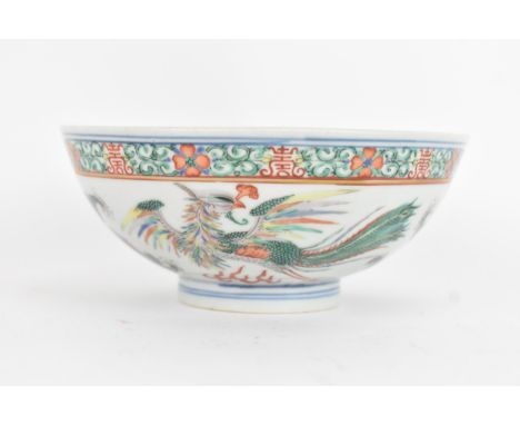 A Chinese famille verte porcelain bowl, Qing Dynasty, 19th century, decorated with mixed enamels depicting an alternating gre