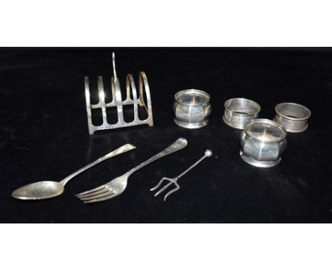 ASSORTED SILVER TABLEWARE ITEMS To include a silver toast rack hallmarked Birmingham 1926, assorted napkin rings, including o