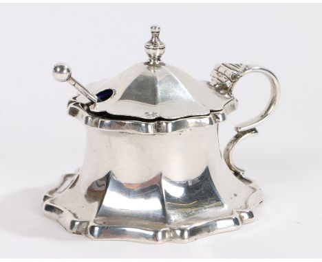 George V silver mustard pot, Birmingham 1930, maker Joseph Gloster Ltd, the lid with urn form finial, loop handle, out-splaye