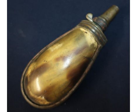 Early 19th C copper and cows horn pistol sized powder flask (overall length including spout 13cm) 