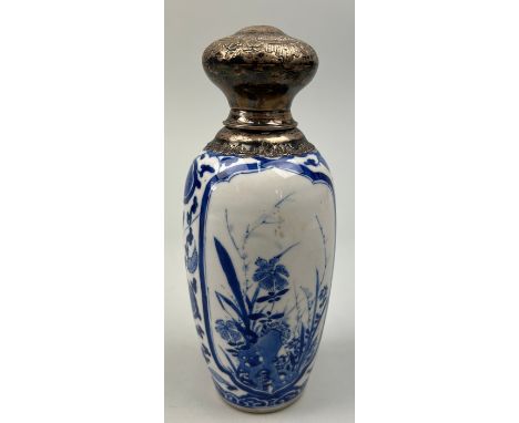 A SMALL CHINESE PORCELAIN KANGXI VASE WITH SILVER TOP, Qing dynasty (1644-1912), Kangxi reign (1662-1722).Blue and white deco