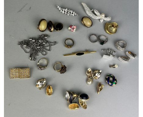 A QUANTITY OF COSTUME JEWELLERY, to include a silver Art Deco style ring (Qty) 