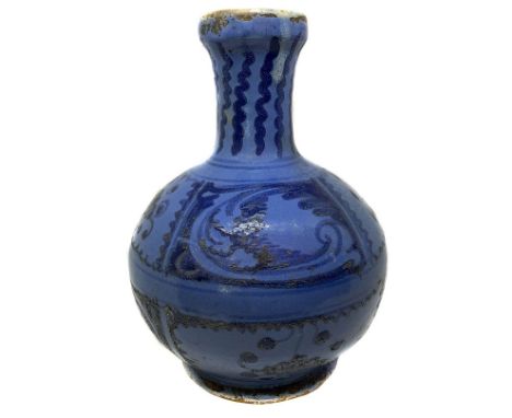 Caltagirone bottle blue enamel with blue decorations with Albisola reasons. XVII century. 22 cm