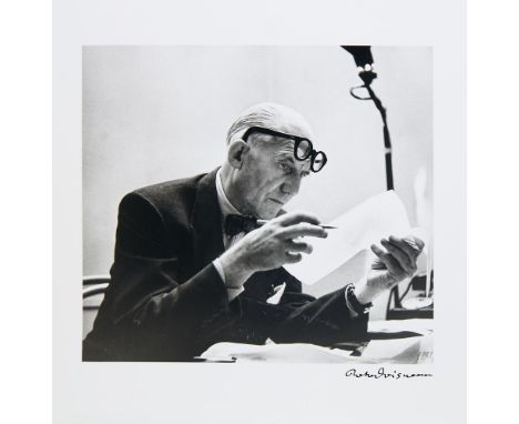 Avantgarde - Bauhaus - Le Corbusier - - Robert u. Jean Petit Doisneau. Bonjour Monsieur le Corbusier. Mit 1 sign. OPhototogra