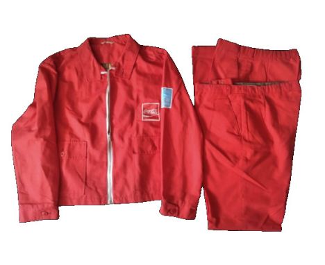 Offizielle Coca-Cola-Uniform der Olympischen Sommerspiele 1972 in München. Rote Polyester-Jacke von „nino“ mit Reißverschluss