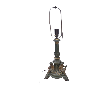  Ein Kerzenhalter aus dem späten 19. Jahrhundert, der als Lampe umfunktioniert wurde. Runde Säule aus Gusseisen, die in drei 