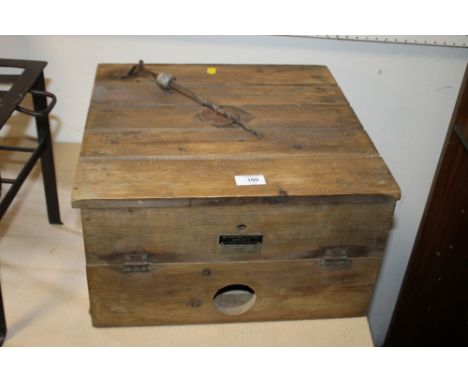 A VINTAGE "ELITE" INCUBATOR AND REARER 