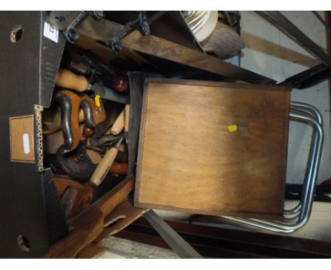 A TRAY OF TOOLS TO INCLUDE FILES, CHISELS ETC