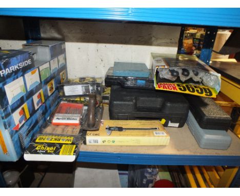 A QUANTITY OF TOOLS TO INCLUDE CHISELS, DRILL BITS, HAMMER DRILL ETC