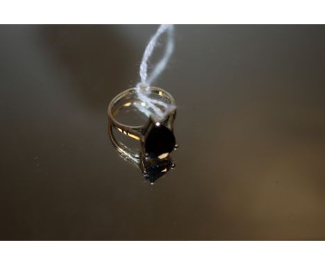 A VINTAGE 14 CARAT GOLD AQUAMARINE RING