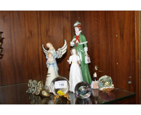 A SELECTION OF FOUR CERAMIC FIGURES TO INCLUDE - ROYAL DOULTON EXAMPLE, CAITHNESS PAPERWEIGHTS PLUS TWO OTHER ETC
