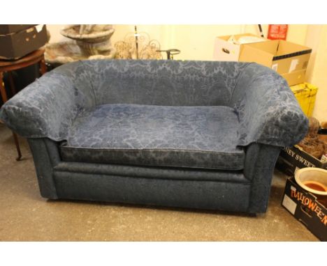 A SMALL BLUE UPHOLSTERED SOFA W 166 CM