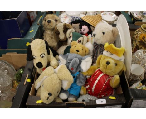 A TRAY OF VINTAGE TOYS TO INCLUDE A MERRYTHOUGHT TEDDY BEAR