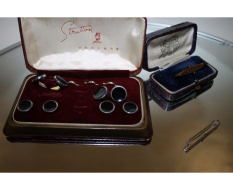 A VICTORIAN BAR BROOCH TOGETHER WITH STUDS, CUFFLINKS ETC