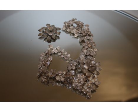 A VINTAGE SILVER AND FILIGREE NECKLACE AND BROOCH