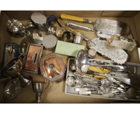A TRAY OF SILVER PLATED WARE ETC T INCLUDE SILVER AND COPPER CADDY, MOP FLATWARE ETC