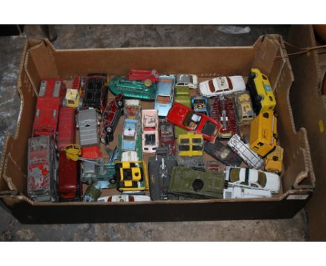 A TRAY OF VINTAGE CORGI AND DINKY TOY CARS ETC.
